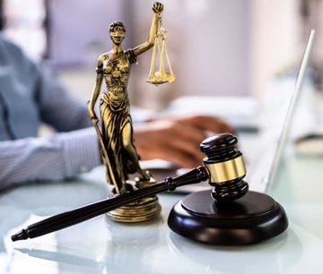 abogados mirando documentos